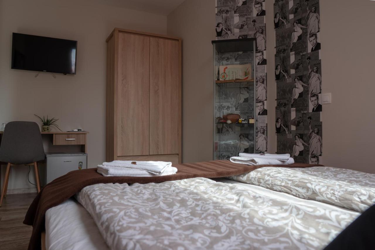 Bed and Breakfast F57 - Franko Csaladi Panzio Balatonlelle Zewnętrze zdjęcie